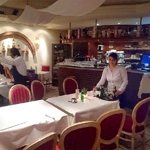 La-Piazzetta_Restaurant_02_570x570px.jpg